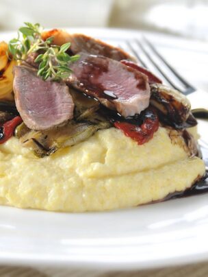 Grillowana jagnięcina z serkiem Philadelphia podana z polentą