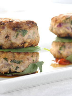 Kotlety z kurczakiem w stylu azjatyckim i orzechami nerkowca