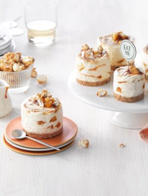 Serniczki z karmelem, słonym masłem i jabłkami