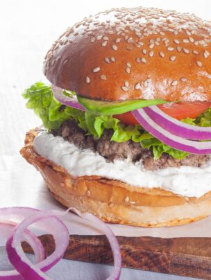 Hamburger z sosem ziołowym Phily