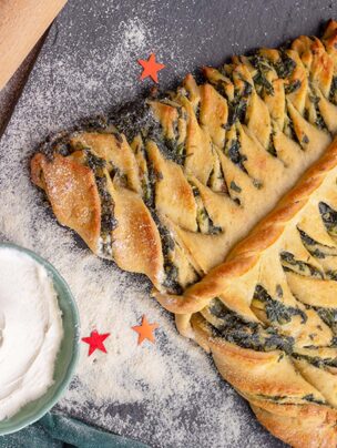 Drożdżowa choinka ze szpinakiem