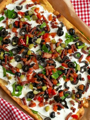Focaccia z boczkiem i oliwkami