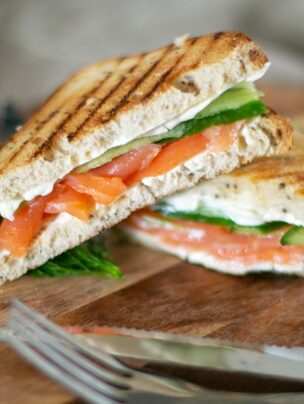 Wiosenne tosty z łososiem i ogórkiem