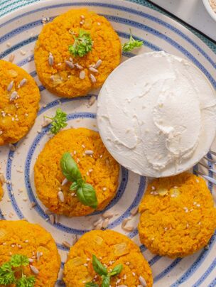 Kotleciki jaglane z dipem serkowo-cytrynowym