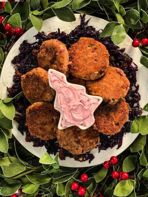 Kotleciki orzechowe z kapustą na miodzie i żurawinowym serkiem