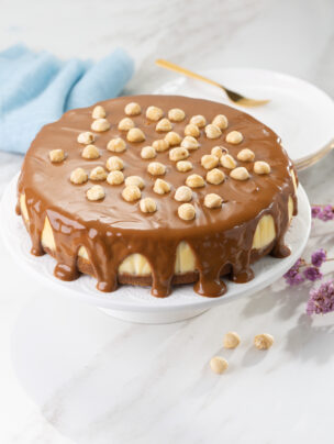 Sernik amerykański z polewą toffi i orzechami