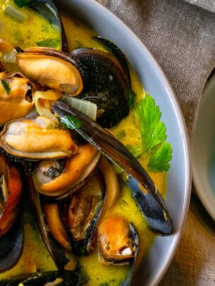 Mule w białym sosie winnym