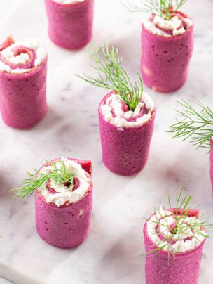 Bezglutenowe naleśniki z sokiem z buraka i serkiem Phily