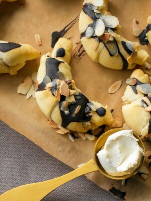 Rogaliki drożdżowe z migdałowym nadzieniem