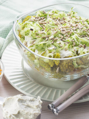 Sałatka brokułowa z makaronem z soczewicy