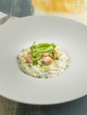 Serek Philadelphia z makaronem Orzo, pieczonym łososiem, szparagami i migdałami