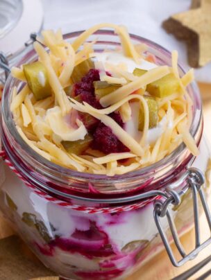 Śledzie pod chrzanową pierzynką