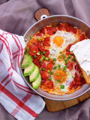 Szakszuka z pieczywem z serkiem Philadelphia