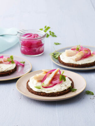 Talarki pumpernikla z wędzonym pstrągiem tęczowym