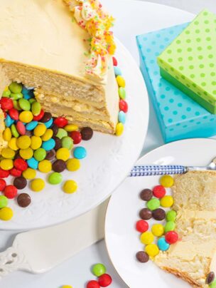 Tort z czekoladowymi cukierkami