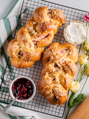 Chałka z nadzieniem wiśniowym