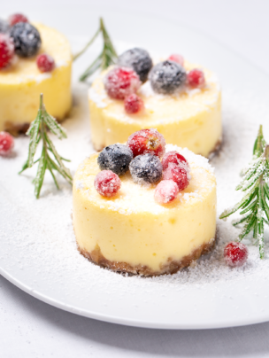 Ośnieżone serniczki z owocami