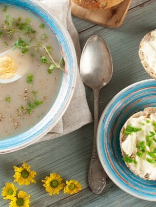 Żur podany z pieczywem z serkiem Phily