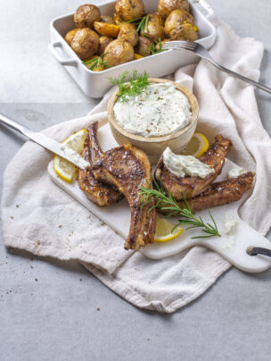 Kotleciki jagnięce z dipem à la tzatziki