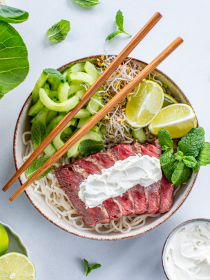 Orientalna sałatka z wołowiną i noodlami