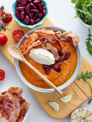 Zupa krem z batata z chipsem z boczku