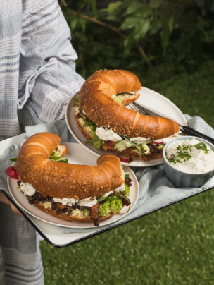 Rogal maślany ze śmietankową pastą jajeczną i miodowym boczkiem