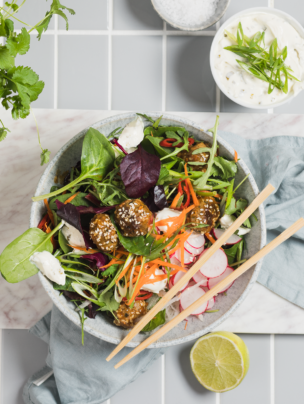 Sałatka z pulpetami po azjatycku