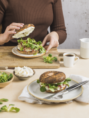 Grillowany bajgiel z serkiem, markelą i piklowaną cebulą