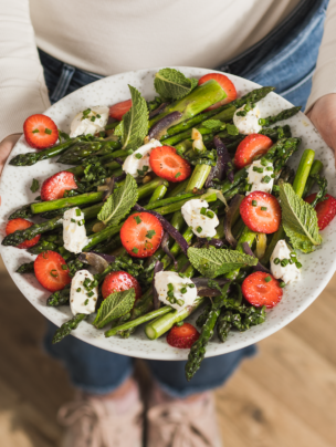 Sałatka szparagowa z truskawkami