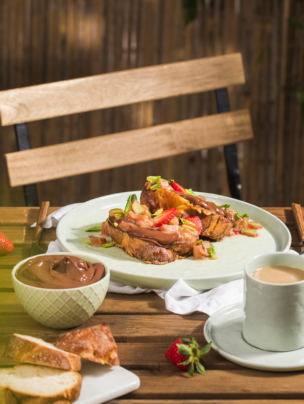 Tost francuski z czekoladowym serkiem i rabarbarem