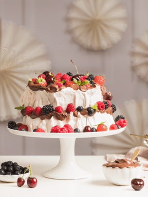 Tort bezowy z owocami