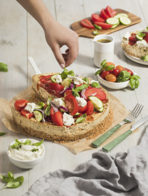 Sernik wytrawny z pomidorami