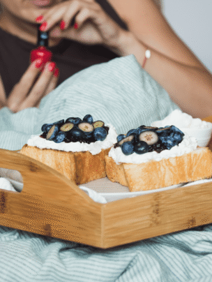 Tost z konfiturą z borówki i ze świeżymi borówkami