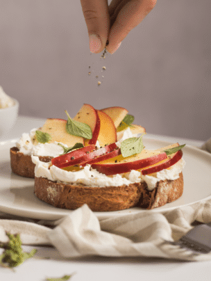 Bruschetta z serkiem i jabłkiem