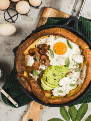 Dutch Baby z awokado, jajkiem sadzonym i boczkiem