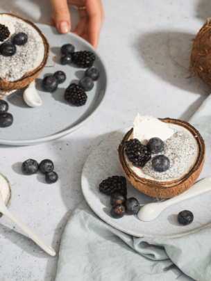 Deser chia w kokosie z serkiem, borówkami i jeżynami