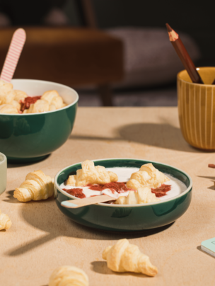 Zupa mleczna z rabarbarem, truskawkami i minicroissantami