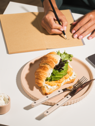 Croissant z serkiem, jajecznicą, awokado i sałatą