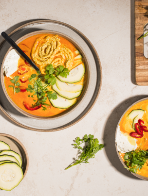 Pikantna zupa paprykowa z serkiem i chrupiącymi spiralkami