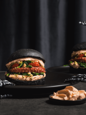 Czarny burger z ośmiornicą